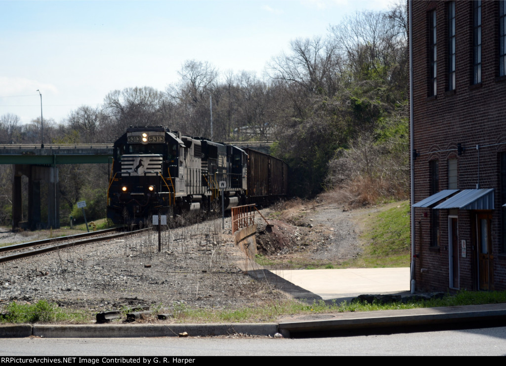 NS E19 descends the Old Main Line with cars to interchange with CSX.  This is the same grade that "Old 97" of ballad fame climbed leaving Lynchburg on that fateful day in September 1903 when he wrecked hours in Danville, VA.  "And you see what a jump he m